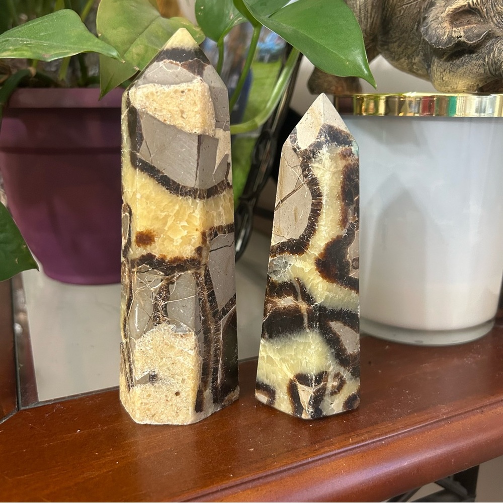 Natural Septarian Stone Obelisk - UV reactive - Picture 11 of 11